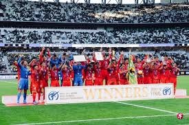 接任人选： 目前由名宿费查 担任临时主帅，带队出战本週对阵般尼的联赛。名宿内维尔强烈建议球队不要再做「战术实验」，应寻找具备曼联 DNA 的教练，卡里克 也被点名是潜在人选。